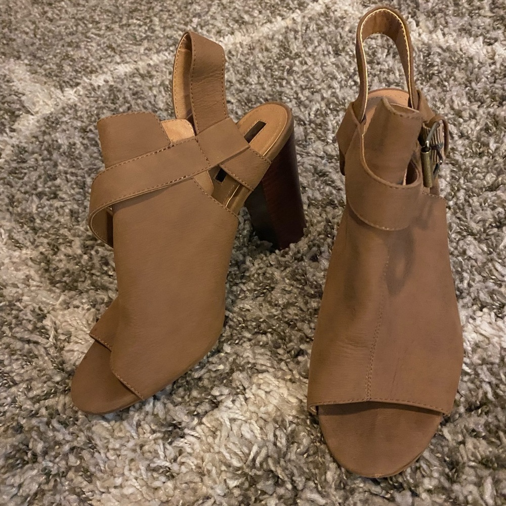 Tahari peep toe heel